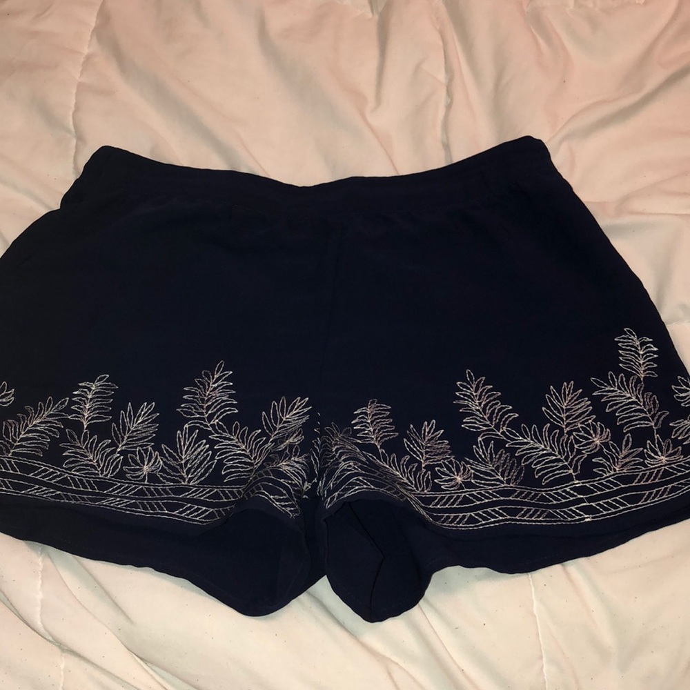 NAVY FLOWY SHORTS